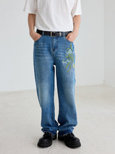 Load image into Gallery viewer, Floral Embroidery Washed Jeans
